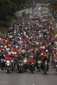 Motorisierte chavistische Kollektive auf dem Weg zum Praesidentenpalast wo ihre Vertreter von Maduro zu Gespraechen empfangen wurden /Bildquelle: albaciudad.org