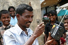 Radios können jeden erreichen, wie Vertriebene in Sri Lanka. Foto: Flickr/Internews Network (CC BY-NC-SA 2.0) 