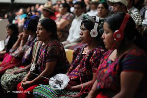 Ixil-Frauen hören der Spanisch-Ixil-Übersetzung am 20. Prozesstag gegen Ríos Montt zu / Foto: Bobertson, mimundo.org, CC BY-NC 2.0, flickr
