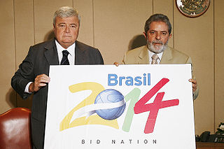 Hatten sich das wohl einfacher vorgestellt: Ricardo Teixeira (links), Präsident des Brasilianischen Fußballverbandes und der damalige Staatspräsident Lula da Silva bei der Bewerbung 2007. Foto: Wikipedia/Agencia Brasil (CC BY 3.0 BR) 