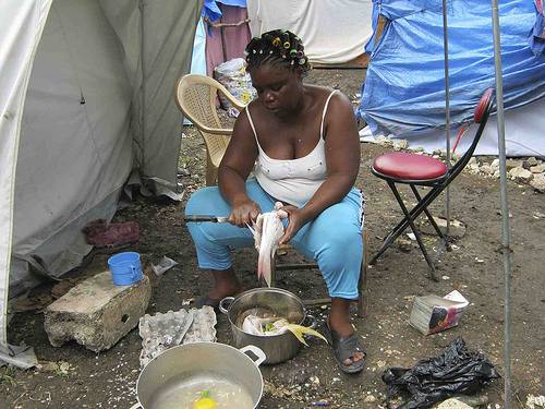 Frau in einem Camp (Archiv) / Foto: digital democracy, CC BY-NC-SA 2.0, flickr