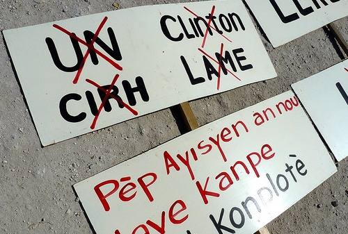 Proteste gegen die UNO ein Jahr nach Ausbruch der Cholera am 19. Oktober 2011 / Foto: Mediahacker, CC BY-NC-SA 2.0, Flickr