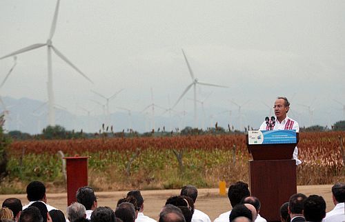 Wenn Bauern künftig verhindern wollen, dass eine Firma Windräder auf ihrem Land aufstellen will (hier 2012 der damalige Präsident Calderón bei der Einweihung eines Windparks in Oaxaca) dann gern auch auf den Äckern von Kleinbauernfamilien? / Foto: Francisco Santos, CC BY-NC-SA 2.0, flickr