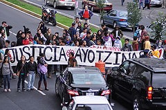 Student*innen der ENAH blockieren am 14.10 die Schnellstraße Periférico Sur in Mexiko-Stadt. Foto: Flickr/Rodrigo Barquera (CC BY-NC-SA 2.0)