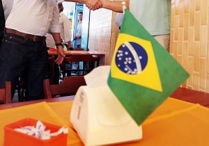 Tischfaehnchen oder Schaerpe - heute findet die Stichwahl in Brasilien statt./ Foto: Aécio Neves, flickr, CC BY 2.0