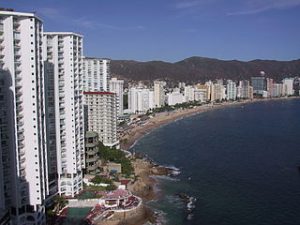 Sieht friedlicher aus, als es ist: Acapulco Beach. Foto: Wikipedia (CC BY-SA 3.0)