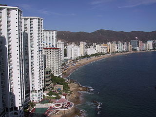 Sieht friedlicher aus, als es ist: Acapulco Beach. Foto: Wikipedia (CC BY-SA 3.0)