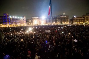 DemonstrantInnen am Abend des 20. November auf dem Zócalo, dem zentralen Platz der Hauptstadt. Foto: ninja.oximity.com