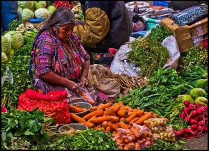 Wohl eher ohne Sozialversicherung und Altersrente: Gemüsehändlerin auf dem Markt in Chichicastenango, Guatemala / Foto: GuillenPerez, CC BY-ND 2.0, flickr