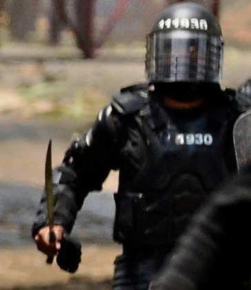 Esmad-Polizist mit Machete im Einsatz gegen Landbesetzer im Nordcauca. Foto: Amerika21/Pueblosencamino.org