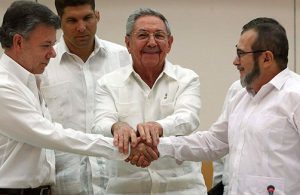 Der als historisch bezeichnete Händedruck zwischen Santos und Timoleon Jiménez. Ob die gute Laune anhält? Foto: Verdadabierta.com