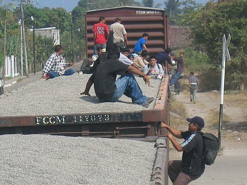 Migrant*innen klettern auf einen offenen Kieswaggon / Foto: Erika Harzer, CC BY NC ND 3 0