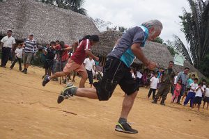 Buen Vivir (Das gute Leben) darf auch sportlich sein und Spaß machen: Wettlauf zwischen Jose und Pater Fernando / Foto: pororoca.red