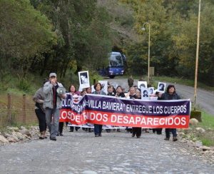 Angehörige von Verschwundenen protestieren vor Colonia Dignidad -  Foto: FDCL, CC-BY-ND-3.0