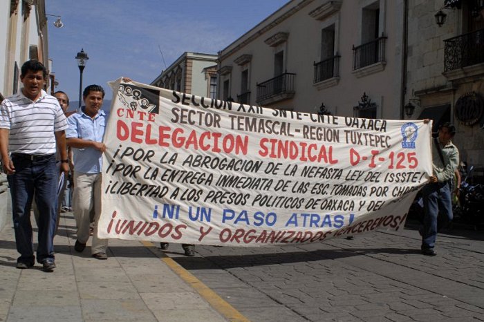 Protestierende Lehrer*innen in Oaxaca. Bild: Knut Hildebrandt
