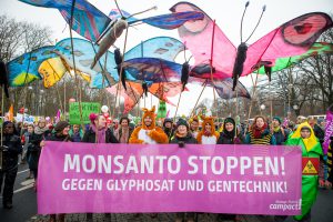 Monsanto ist der wohl  umstrittenste Agrar- und Chemiekonzern. Doch auch deutsche Konzerne mischen kräftig mit beim Export von Pestiziden. 
Quelle: Jakob Huber/Campact (CC BY-NC 2.0)