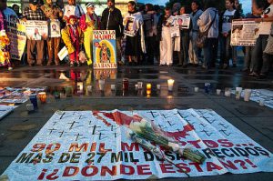 Zu solchen Zahlen sagte Gabriel öffentlich wohl nix. Nach 2 Jahren Movimiento por la Paz con Justicia y Dignidad (Bewegung für den Frieden, Gerechtigkeit und Würde) mahnt ein Plakat: 90.000 Tote und mehr als 27.000 Verschwundene / Foto: Eneas de Troya, CC BY 2.0