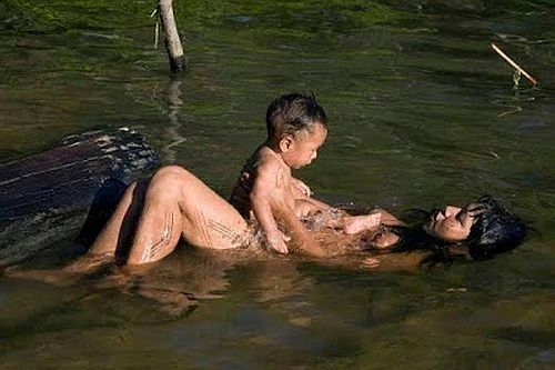 Mutter. Kind. Fluss / Foto: Radio Ucamara