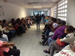 Volles Wartezimmer, mangelnde Versorgung. Eine Krebsklinik in Venezuela. Foto: Wolf-Dieter Vogel