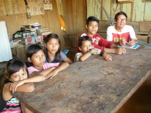 Lehrer Don Victor bringt Kindern in Nauta die Sprache der indigenen Cocama bei.