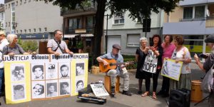 Von Chile nach Krefeld: DemonstrantInnen vor dem Wohnhaus von Hopp.
 Foto: Ute Löhning