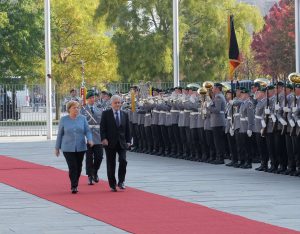 Merkel und Pinera bei Empfang mit
mitlitärischen Ehren
Foto: Ute Löhning (CC BY-SA 4.0)