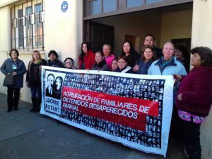 Verschwundenenverbände demonstrieren Im Jahr 2017 vor dem „Haus von Parral", das die Colonia Dignidad dem chilenischen Geheimdienst DINA zur Verfügung stellte. Foto: FDCL