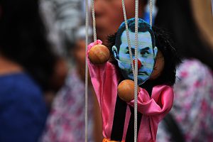 Eine Marionette zeigt den guatemaltekischen Präsidenten Jimmy Morales als Clown. Tatsächlich war Morales zuvor als Fernsehkomiker bekannt gewesen. Inzwischen dürfte dem Publikum jedoch das Lachen über Morales vergangen sein. Foto: Nelton Rivera/Prensa Comunitaria Km. 169