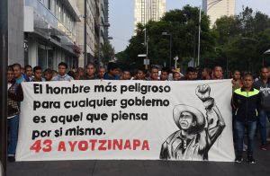 Seit über vier Jahren fordern die Angehörigen der Verschwundenen von Ayotzinapa zu erfahren, was damals mit ihren Söhnen geschehen ist. Foto: Desinformémonos