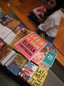Beim Verlag "Eloisa Cartonera" hat jedes Buch seinen eigenen Schutzumschlag aus recyceltem Pappkarton. Foto: T. Mönch
