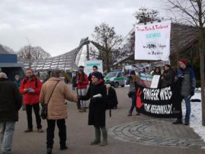 Protest gegen Turbinenlieferung an Großstaudämme (Belo Monte in Brasilien und Agua Zarca in Honduras) bei der Siemens-Hauptverhandlung 2014. Quelle: Urgewald (CC BY-NC 2.0)