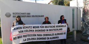 Angehörige von Verschwundenen protestieren vor der deutschen Botschaft in Santiago de Chile. Foto: AFDD Talca