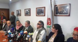 Nach seiner Freilassung gab Jesús Santrich in Begleitung von Farc-Mitgliedern eine Pressekonferenz. Quelle: Tatiana Portela/Telesur