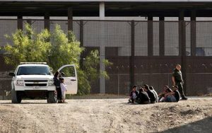 Festgesetzte Migranten an der Grenze zwischen Mexiko und den USA. Foto: Educa Oaxaca