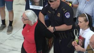 Festnahme von protestierenden Nonnen im Washingtoner Kapitol. Foto: Democracy Now