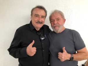 Ignacio Ramonet mit Lula bei dem Besuch in dessen Zelle in Cutitiba. Foto: Brasil de Fato