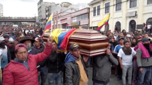 Demonstrant*innen tragen in Ecuador einen getöteten Protestierer zu Grab. Foto: Democracy Now