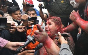 Polarisiertes Land: Patricia Arce, Bürgermeisterin von Vinto im Department Cochabamba, wurde von Oppositionellen gekidnappt, mit Farbe übergossen und öffentlich gedemütigt. Foto: Bolpress