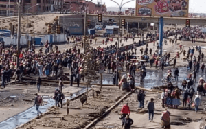 Aufgebrachte Menschen blockieren eine Kreuzung in El Alto.  Foto: Bolpress
