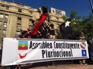 Demonstrant*innen in Chile fordern eine verfassunggebende versammlung unter Einbeziehung der Bevölkerung. Foto: ANRed