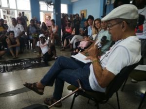 Der Journalist und Aktivist Tato Quiñones spricht vor gemischtem Publikum über seine Untersuchungen zu Homosexualität und afrokubanischen Religionen. Foto: SEMlac Cuba