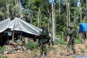 Einsatz einer Spezialeinheit der Umweltbehörde Ibama gegen illegalen Bergbau auf dem Gebiet der Munduruku 2018
Quelle: Vinícius Mendonca/Ibama 
CC BY-SA 2.0