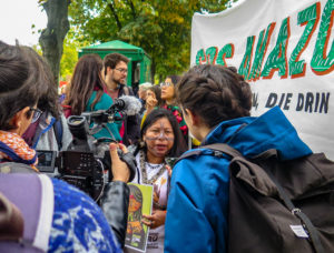 Die indigene Umweltaktivistin Alessandra Korap in Berlin beim Globalen Klimastreik im September 2019. Quelle: ASW