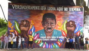 Die Gemeinde hat ein Wandbild im Gedenken an den ermordeten Aktivisten Temístocles Machado erstellt. Foto: Liliana Ángulo Cortés