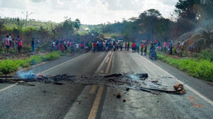 Nach tödlichen Angriffen blockieren Indigene der Guajajara die Bundesstraße BR-226. Foto: Servindi/  Midia India