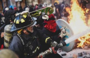Chilenische Feuerwehr und Primera Línea in Aktion. Foto: Medio a Medio