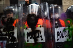 Feministinnen protestieren vor dem Nationalpalast gegen den Feminizid und die Zurschaustellung der Leiche von Ingrid Escamilla in einigen mexikanischen Zeitungen. Foto: Cimacnoticias/Hazel Zamora Mendieta