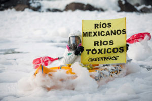 Aktion von Greenpeace gegen Wasserverschmutzung 2012 in El Salto, Jalisco. Foto: Flickr/WATERLAT-GOBACIT