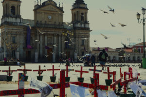 Der für die Mädchen errichtete Altar auf dem Haupplatz von Guatemala-Stadt (Foto: Frauke Decoodt)