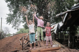 Das Mädchen in der Mitte ist mit nur einem Arm auf die Welt gekommen, was auf das massenhafte Versprühen von Pestiziden zurückgeführt wird. Foto: ANRed/Rodrigo Caballero (La Garganta Poderosa).